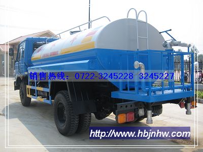 東風(fēng)145灑水車,平頭帶臥,康機(jī)160馬力.裝水8-10噸.前沖后灑,側(cè)噴,后置工作臺.銷售熱線:13908665336
